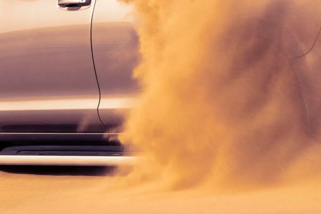 tempête de sable avec une voiture, vague du Sahara