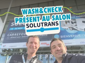 Photo des deux commerciaux Wash&Check devant le salon SOLUTRANS