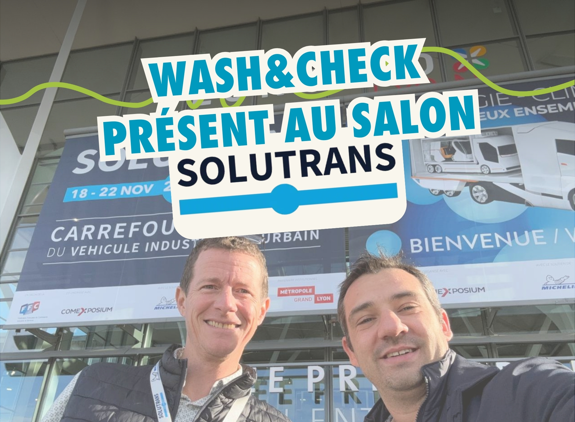Photo des deux commerciaux Wash&Check devant le salon SOLUTRANS