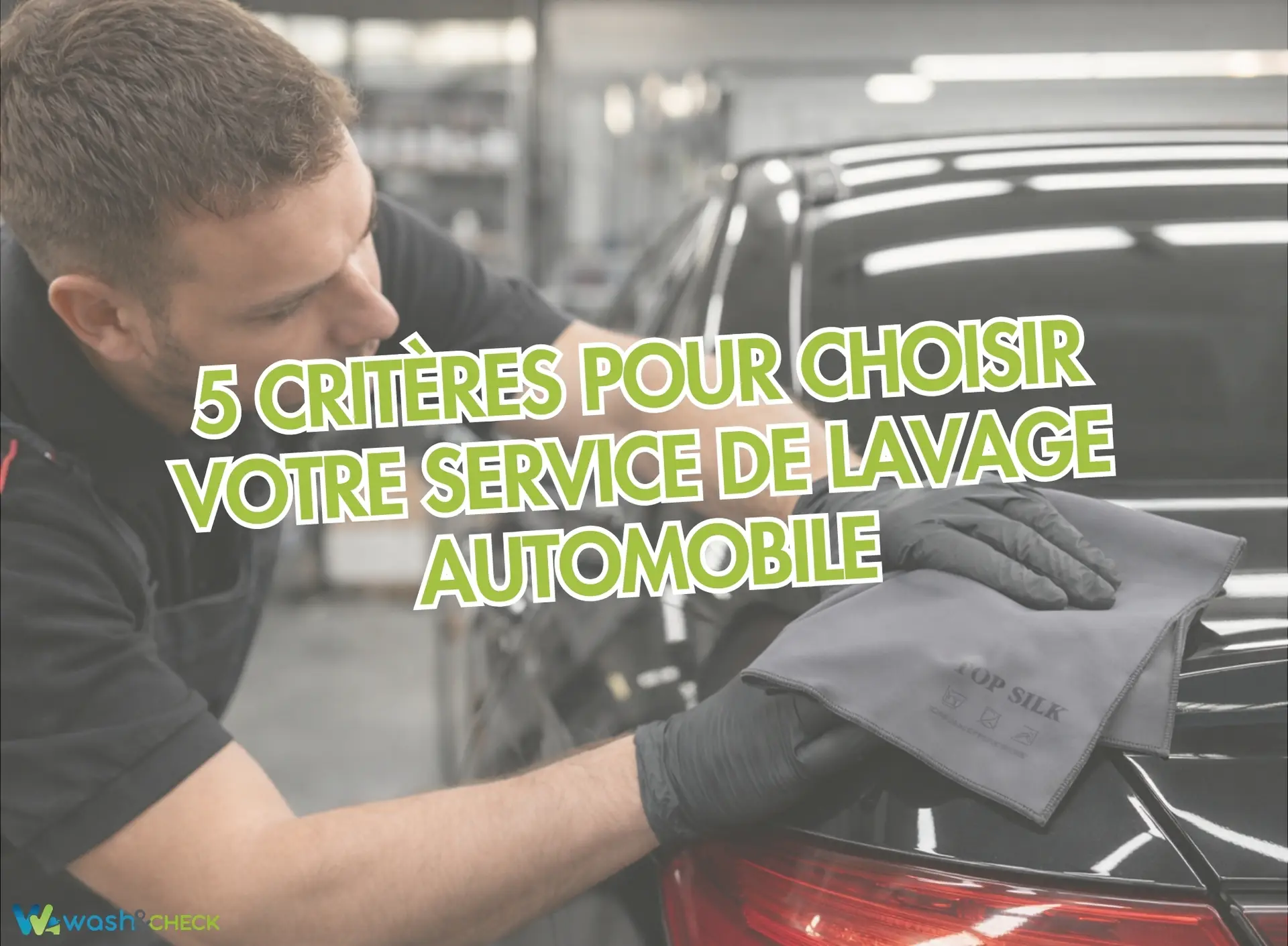 Technicien Wash&Check nettoyant une carrosserie de voiture.