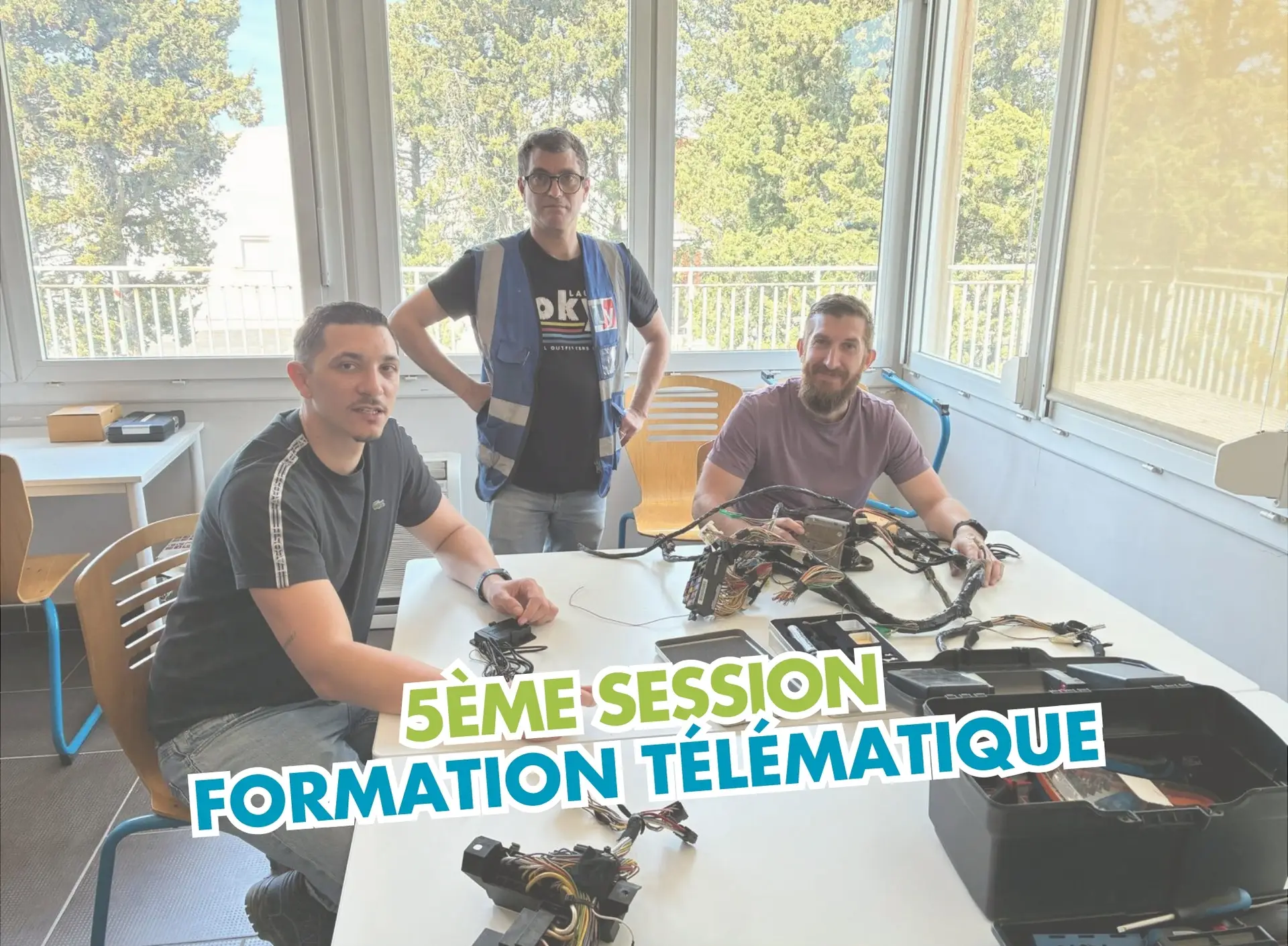 Photo de 2 franchisés et d'un formateur