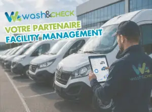Technicien Wash&Check devant un parc de véhicules