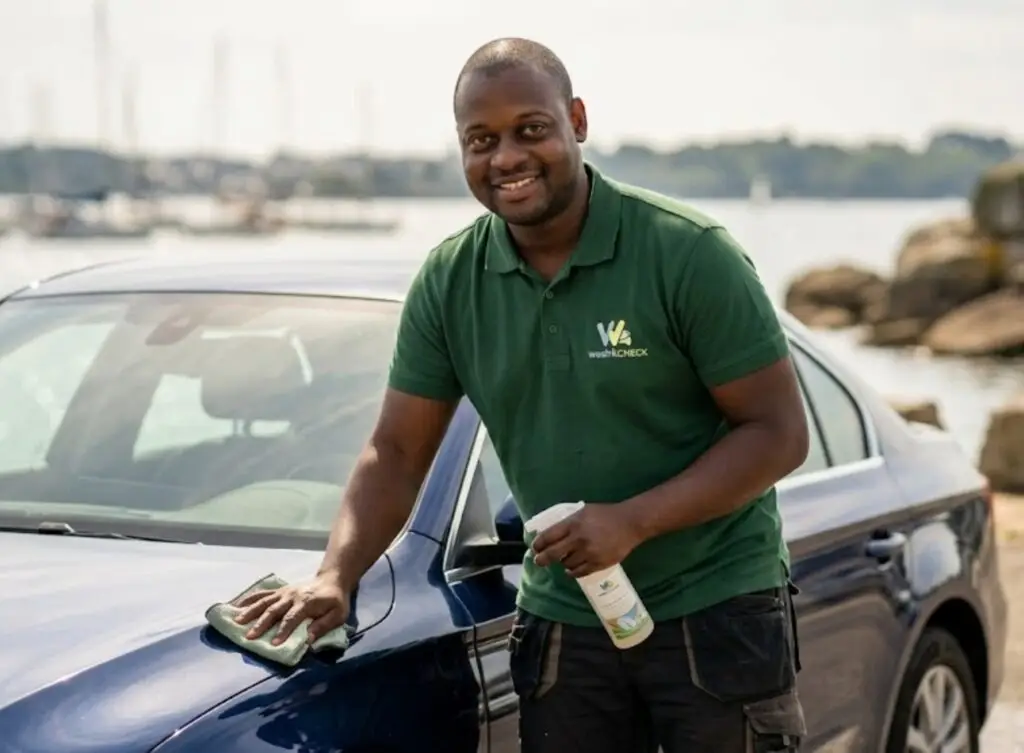 Lavage auto à Vannes : Abdou Sidibé, franchisé Wash&Check, en intervention à domicile sur le Golfe du Morbihan