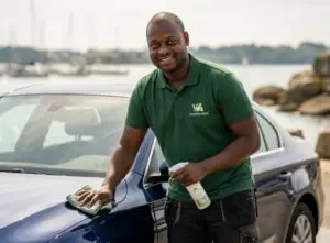 Lavage auto à Vannes : Abdou Sidibé, franchisé Wash&Check, en intervention à domicile sur le Golfe du Morbihan